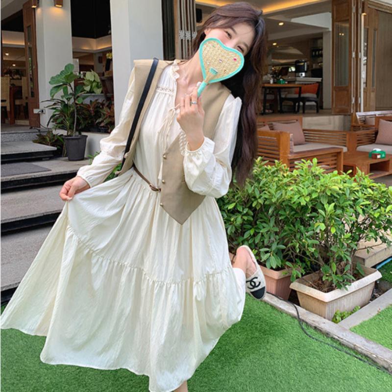 ショート丈ベスト×スタンドカラーワンピース