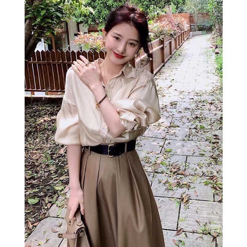 シャンパンカラーブラウス×フレアスカート