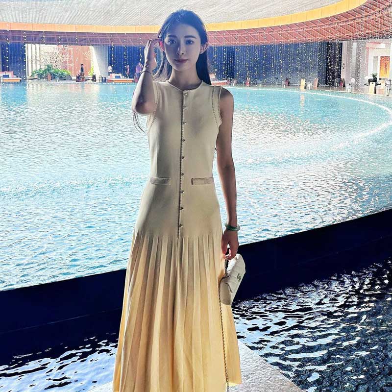 プリーツスカートノースリーブワンピース