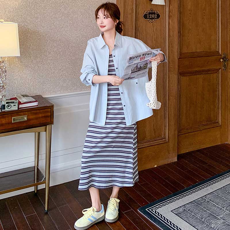サックスブルーシャツ×ボーダーキャミワンピース