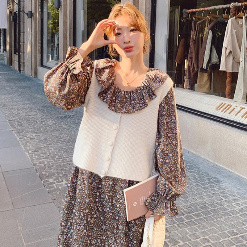 ノーカラーベスト×レトロフラワーワンピース