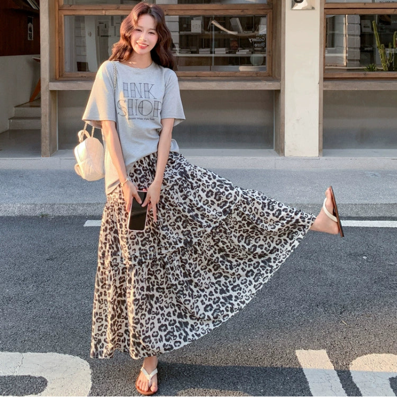 ロゴTシャツ×レオパードティアードスカート
