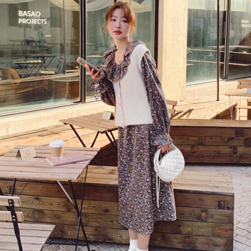 ノーカラーベスト×レトロフラワーワンピース