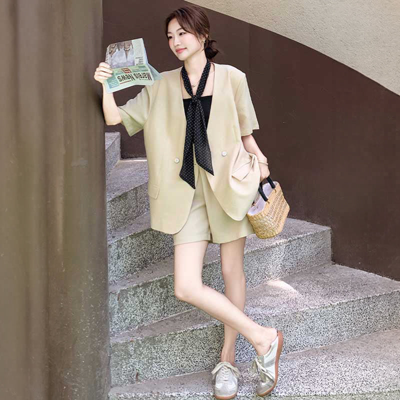 ノーカラージャケット×ハーフパンツ