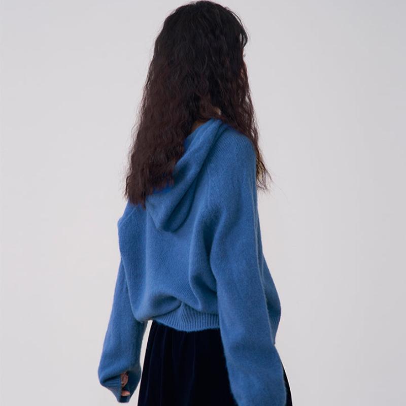 ロイヤルブループルオーバーニット