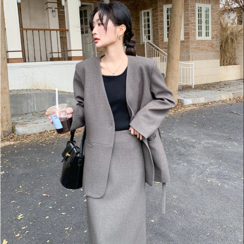 ノーカラーモードスカートスーツ