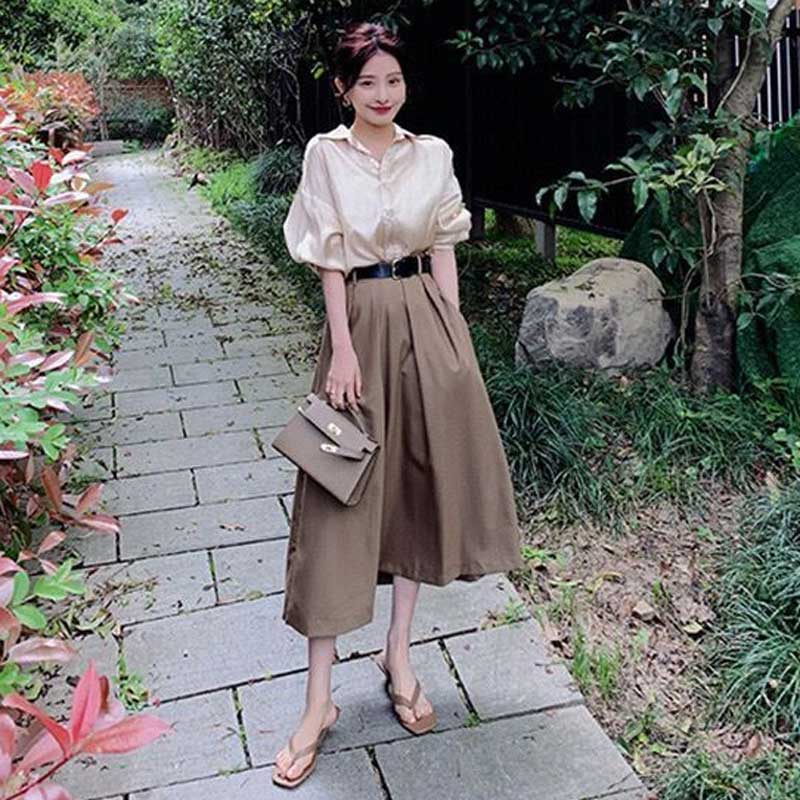 シャンパンカラーブラウス×フレアスカート