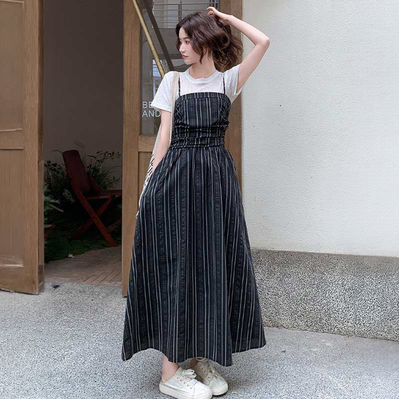 クルーネックTシャツ×ストライプワンピース