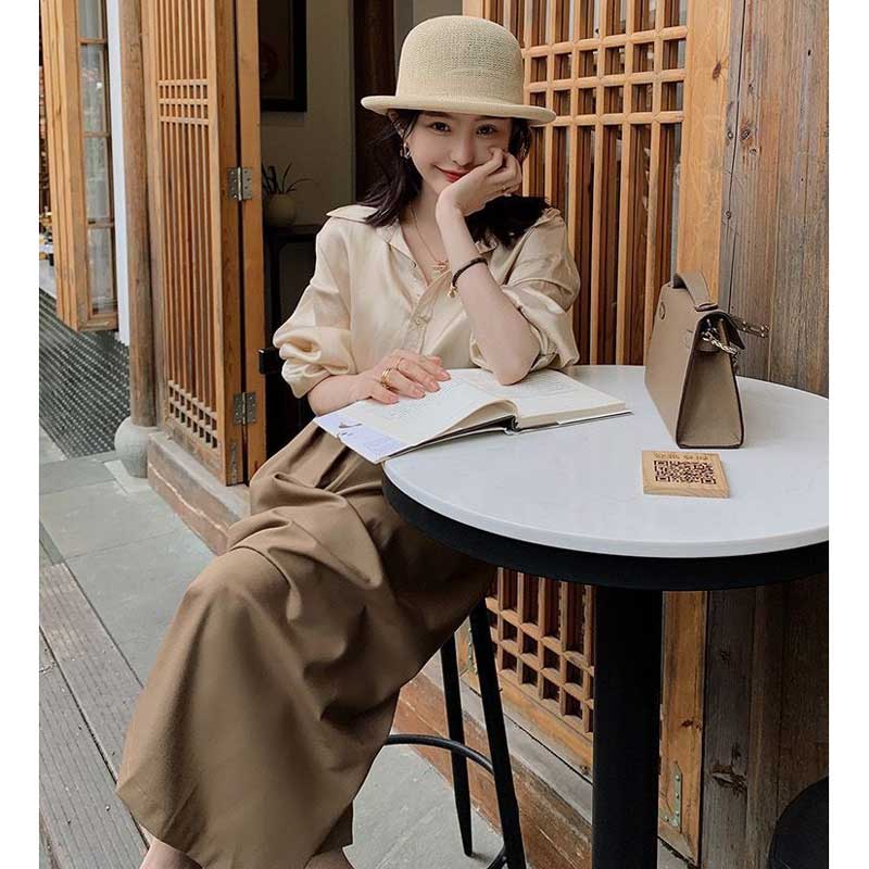 シャンパンカラーブラウス×フレアスカート