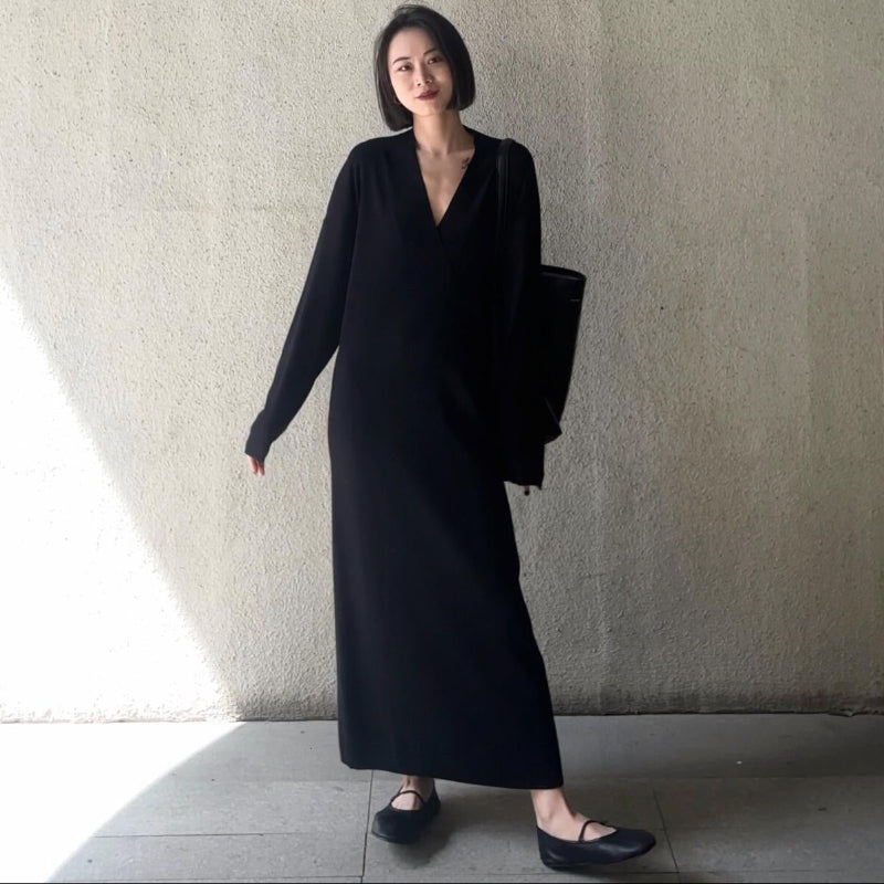 Vネックブラックモードワンピース