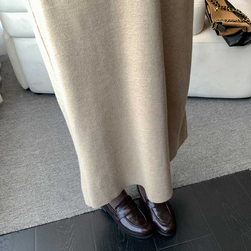 襟付きVネックロングニットワンピース