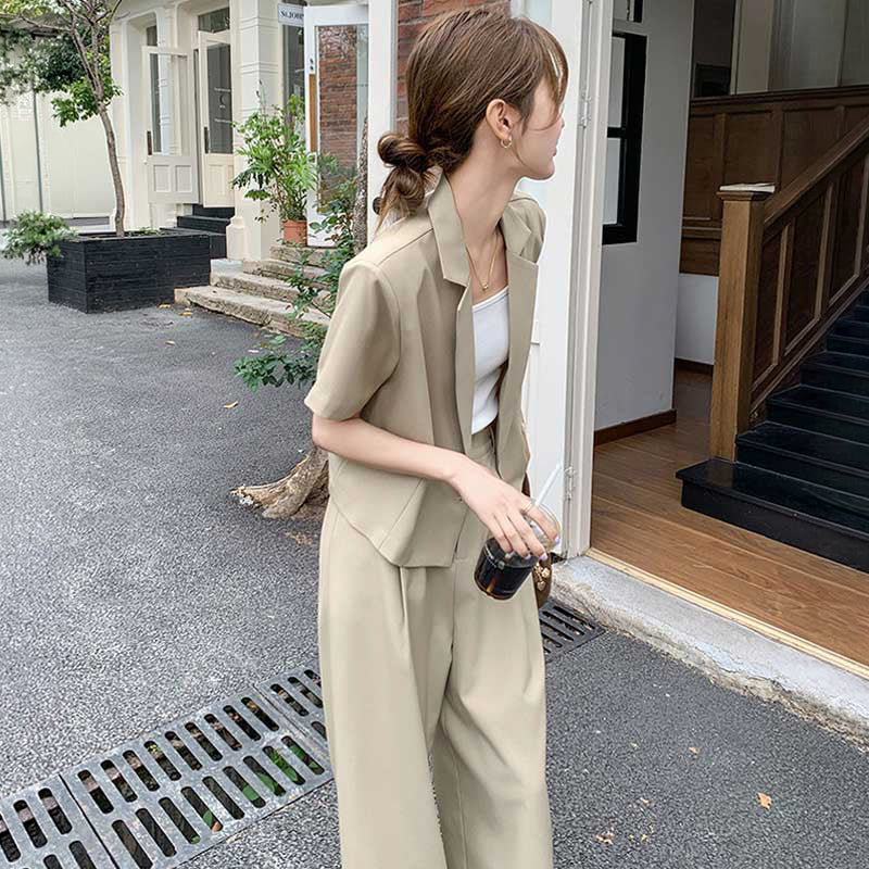 半袖ジャケット×タックワイドパンツ