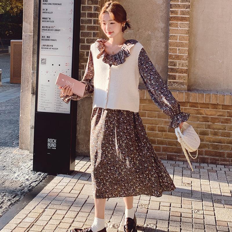 ノーカラーベスト×レトロフラワーワンピース