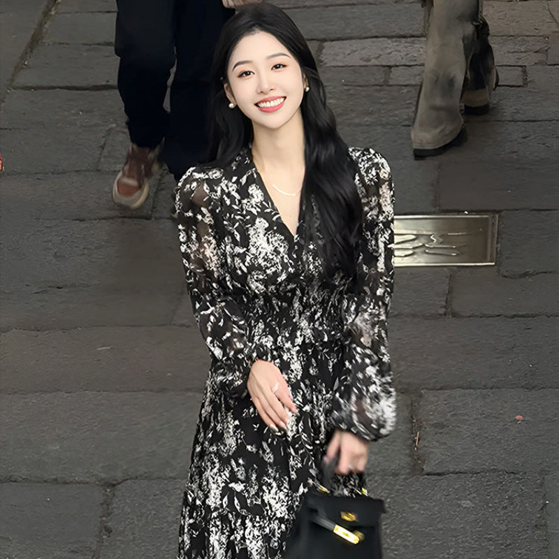 モノトーンフラワーVネックワンピース