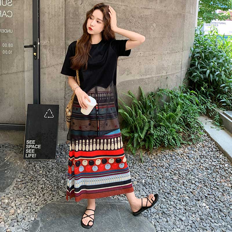 裾シアーTシャツ×エスニック柄スカート