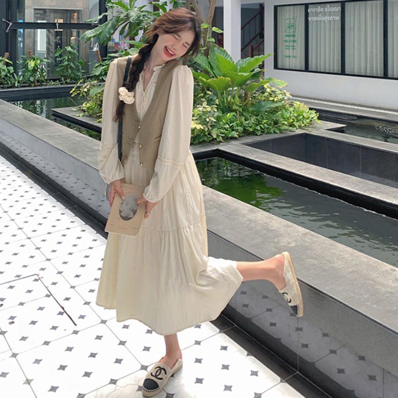 ショート丈ベスト×スタンドカラーワンピース