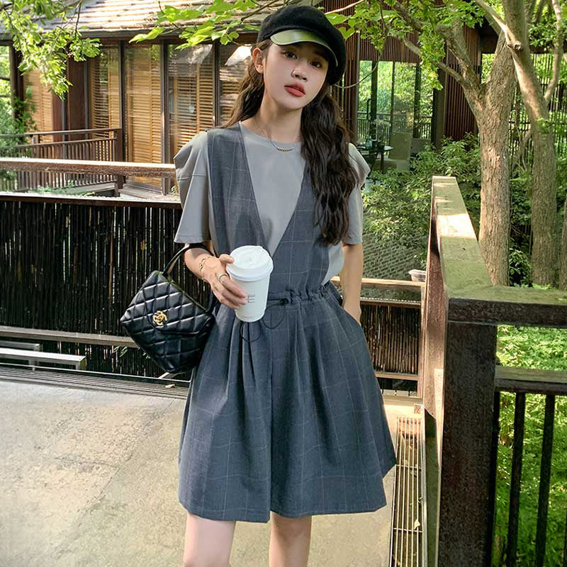 クルーネックTシャツ×ショートサロペット