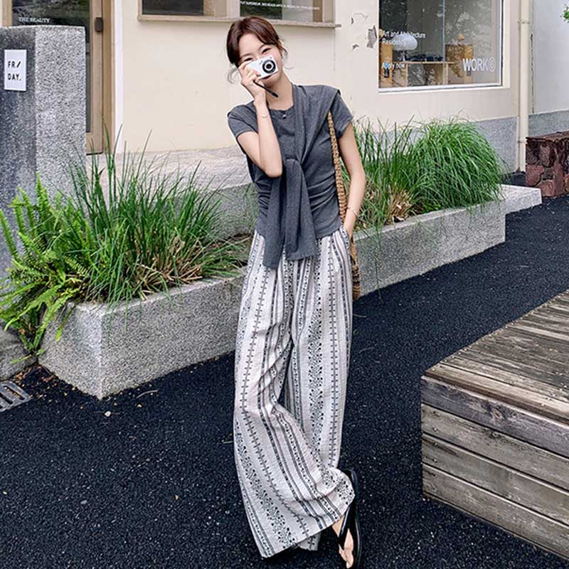 チャコールグレートップス×ストライプパンツ
