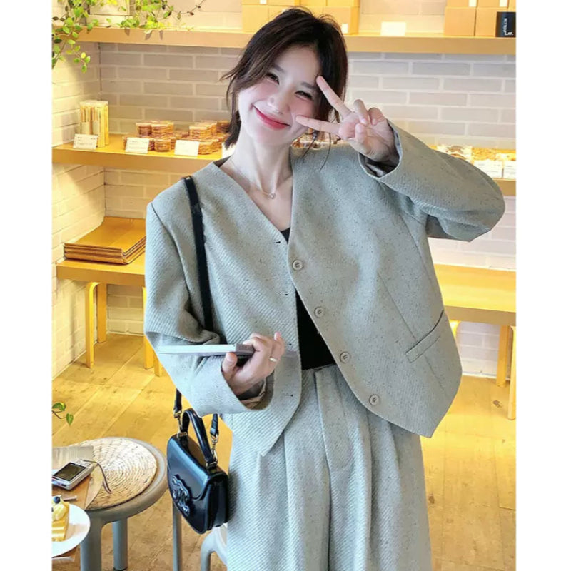 Vネックジャケット×ワイドレッグパンツ