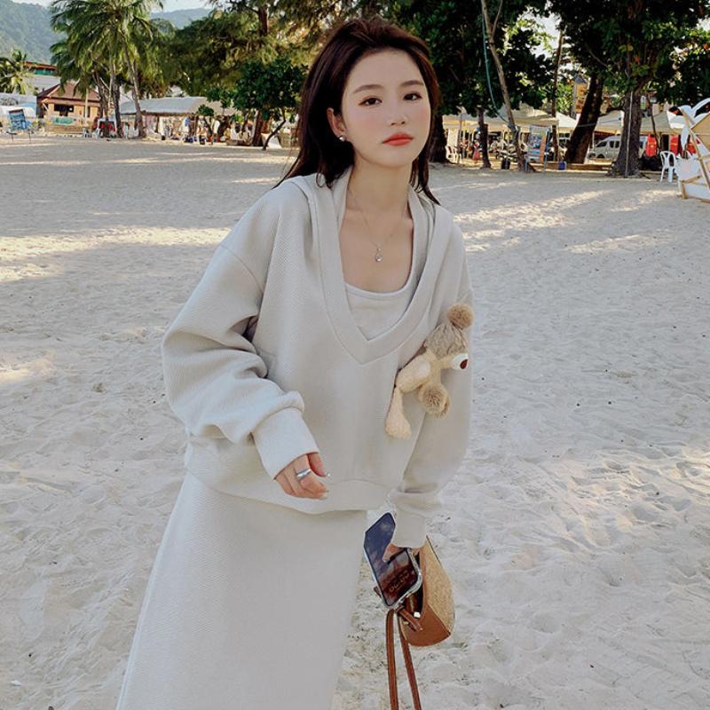 深Vネックフーディー×バックオープンキャミソールワンピース