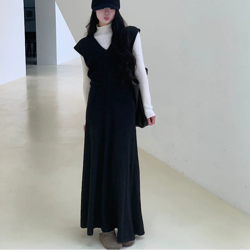 ハイネックトップス×Vネックワンピース