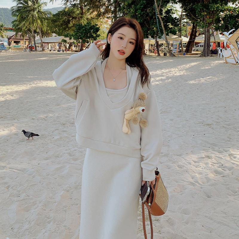 深Vネックフーディー×バックオープンキャミソールワンピース