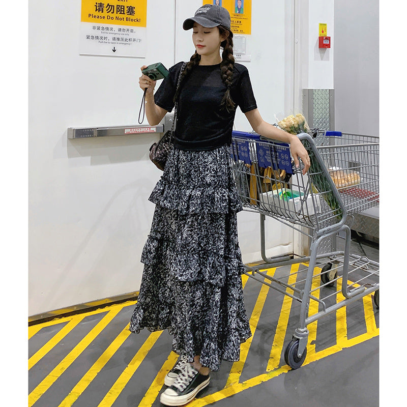 シンプルブラックTシャツ×マキシ丈フリルスカート
