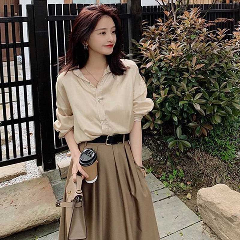 シャンパンカラーブラウス×フレアスカート