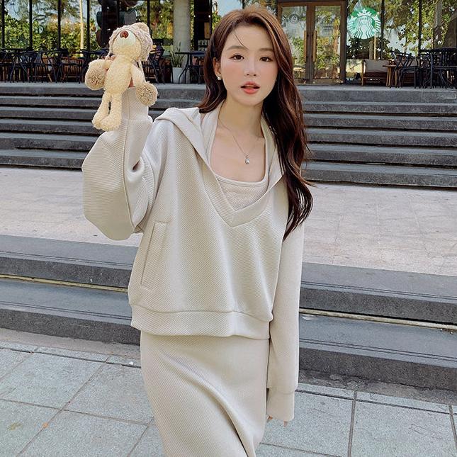 深Vネックフーディー×バックオープンキャミソールワンピース