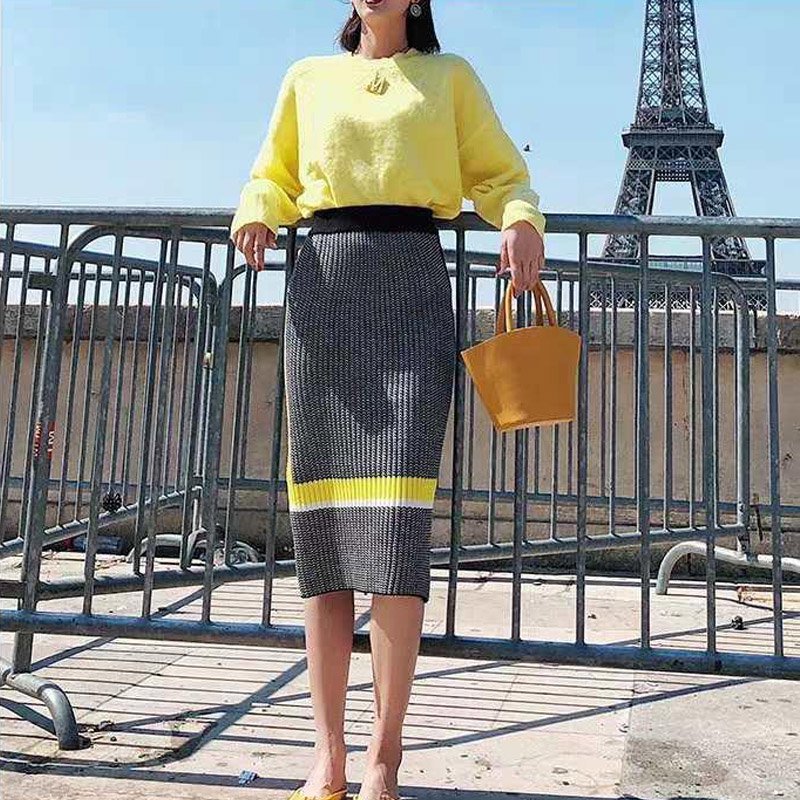 イエローカラーゆるニット×サイドスリットニットスカート