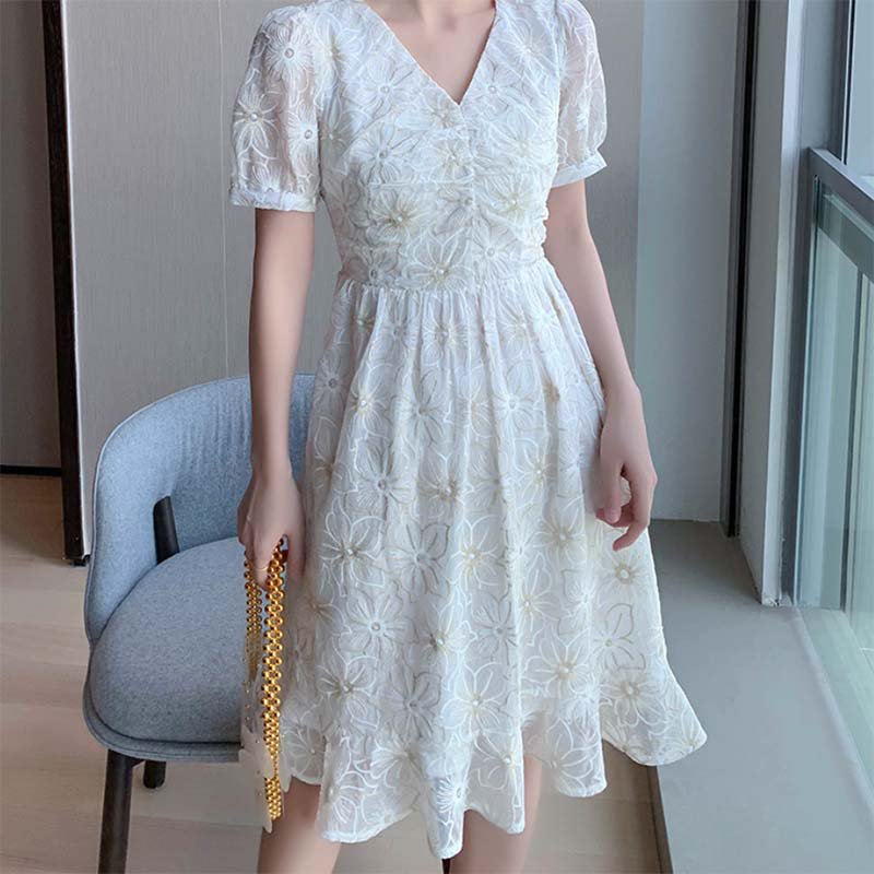 フリルヘム花柄刺繍ワンピース