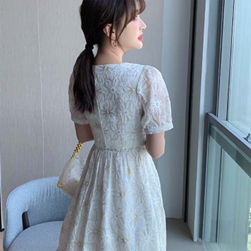 フリルヘム花柄刺繍ワンピース