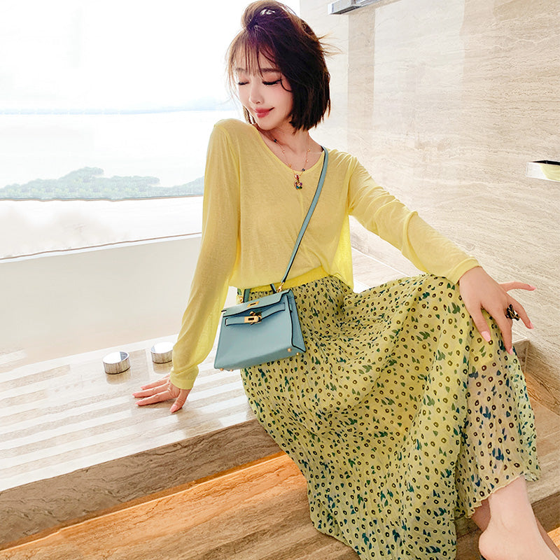 キャンディーイエローVネックTシャツ×モダンプリントプリーツロングスカート