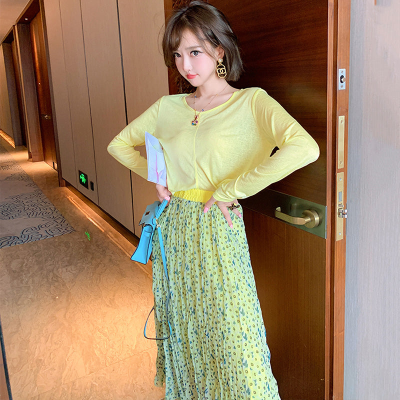 キャンディーイエローVネックTシャツ×モダンプリントプリーツロングスカート