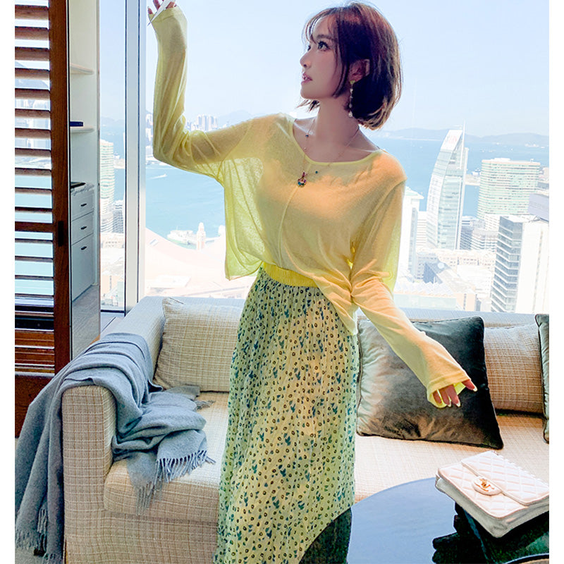 キャンディーイエローVネックTシャツ×モダンプリントプリーツロングスカート