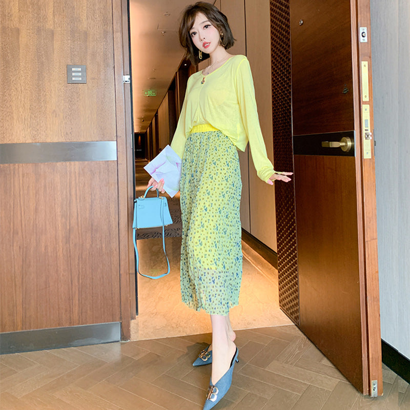 キャンディーイエローVネックTシャツ×モダンプリントプリーツロングスカート