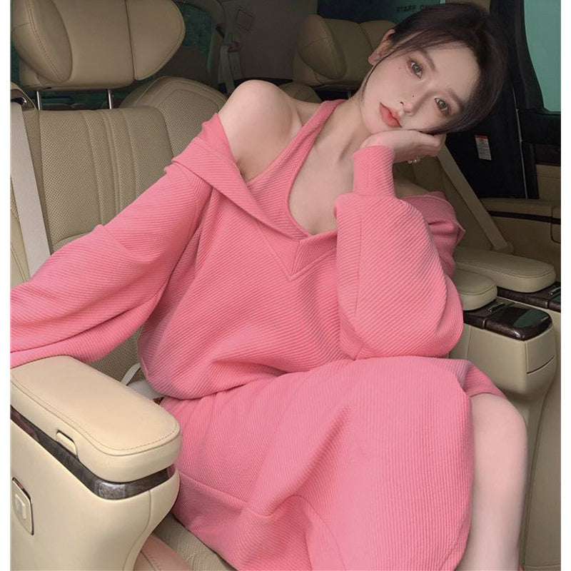 フーディーオーバーニット×ホルターネックニットワンピース