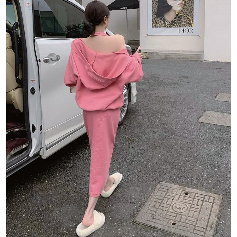 フーディーオーバーニット×ホルターネックニットワンピース