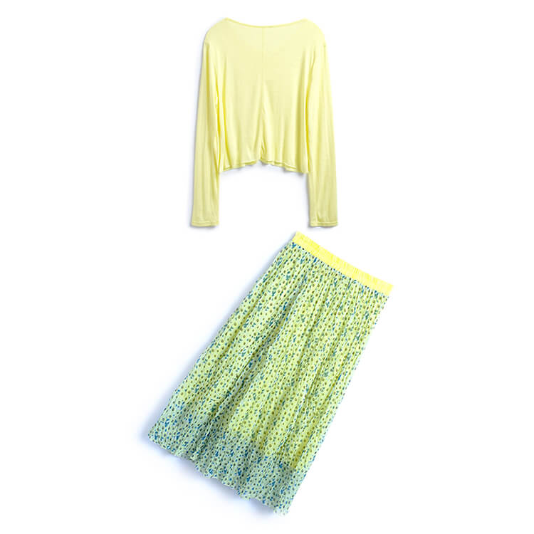 キャンディーイエローVネックTシャツ×モダンプリントプリーツロングスカート