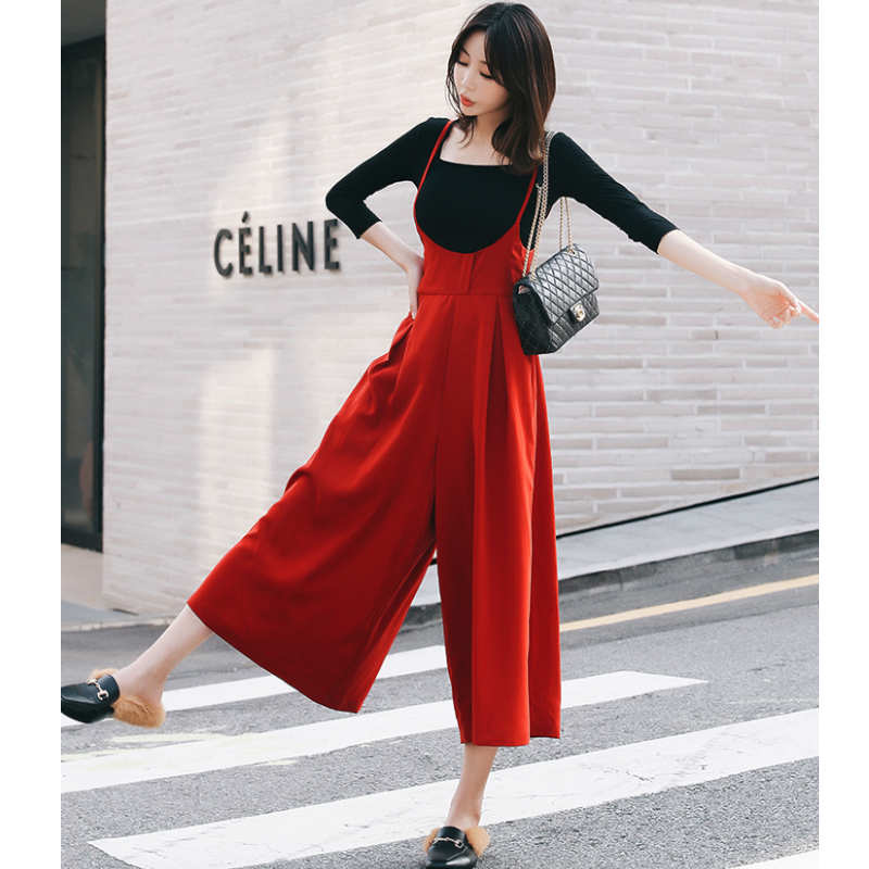 スクエアネック半端袖Tシャツ×タック入りサロペットガウチョパンツ