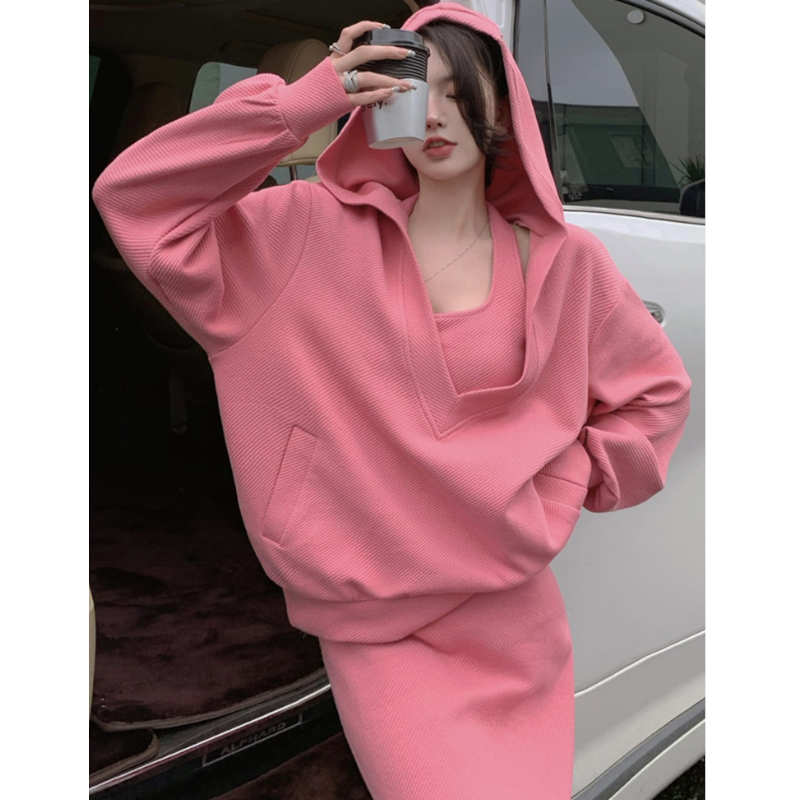 フーディーオーバーニット×ホルターネックニットワンピース