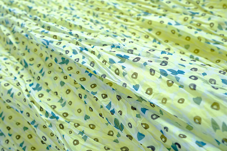 キャンディーイエローVネックTシャツ×モダンプリントプリーツロングスカート