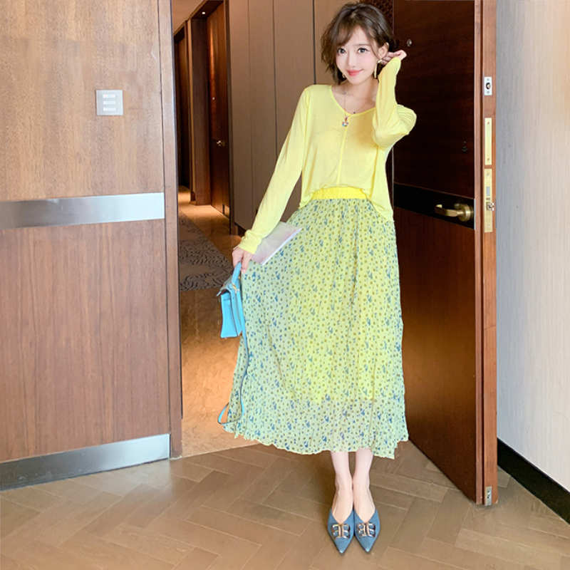 キャンディーイエローVネックTシャツ×モダンプリントプリーツロングスカート