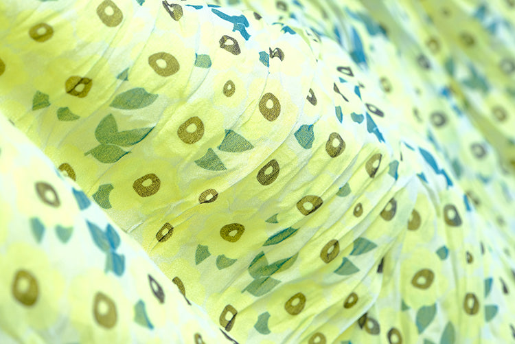 キャンディーイエローVネックTシャツ×モダンプリントプリーツロングスカート