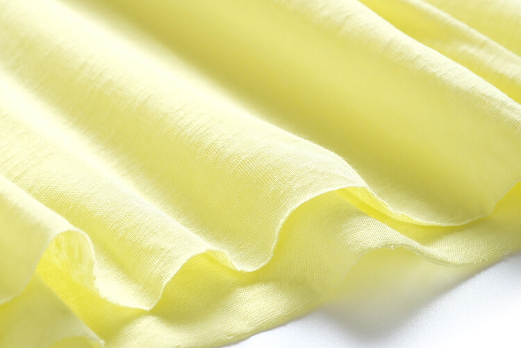 キャンディーイエローVネックTシャツ×モダンプリントプリーツロングスカート