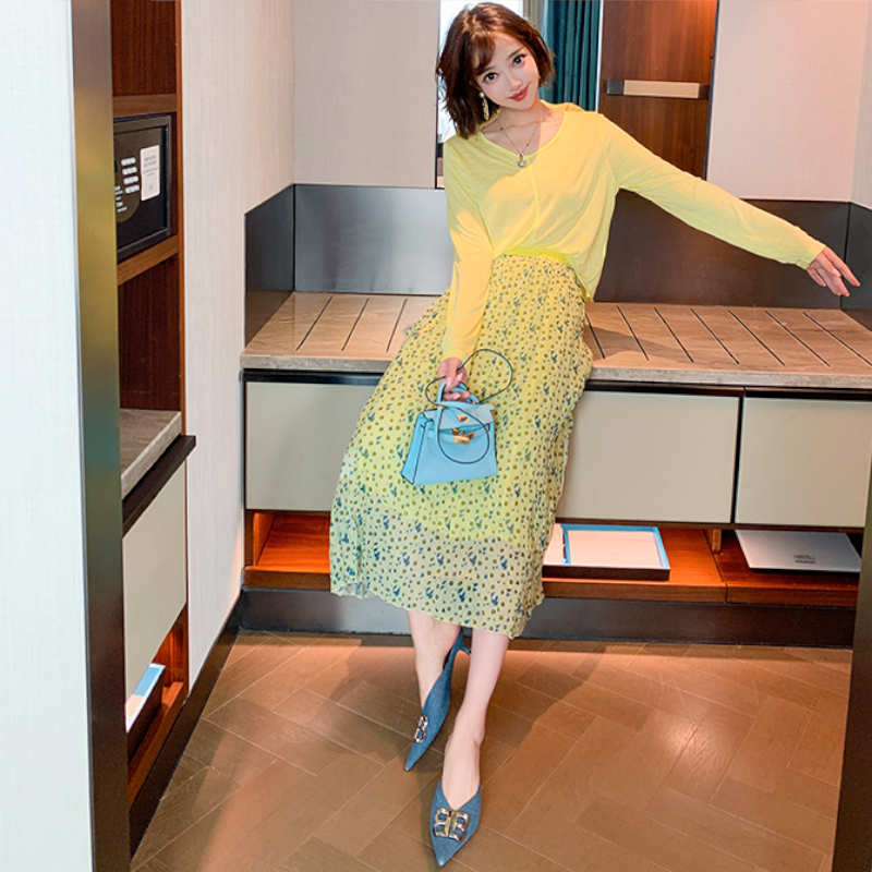 キャンディーイエローVネックTシャツ×モダンプリントプリーツロングスカート