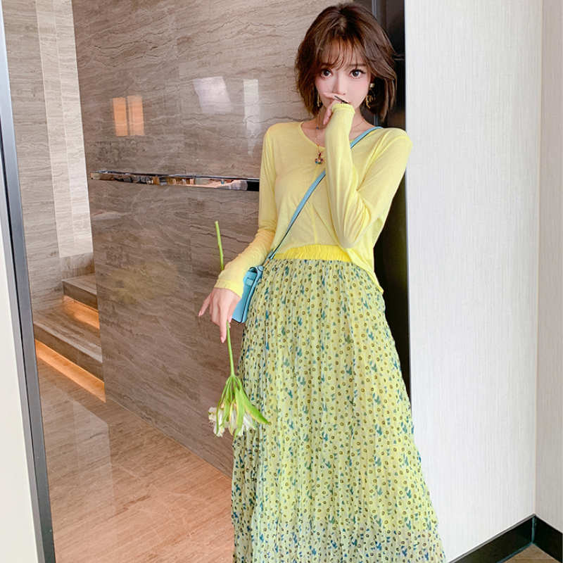 キャンディーイエローVネックTシャツ×モダンプリントプリーツロングスカート