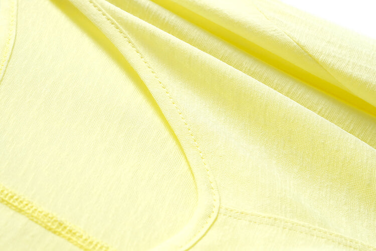 キャンディーイエローVネックTシャツ×モダンプリントプリーツロングスカート