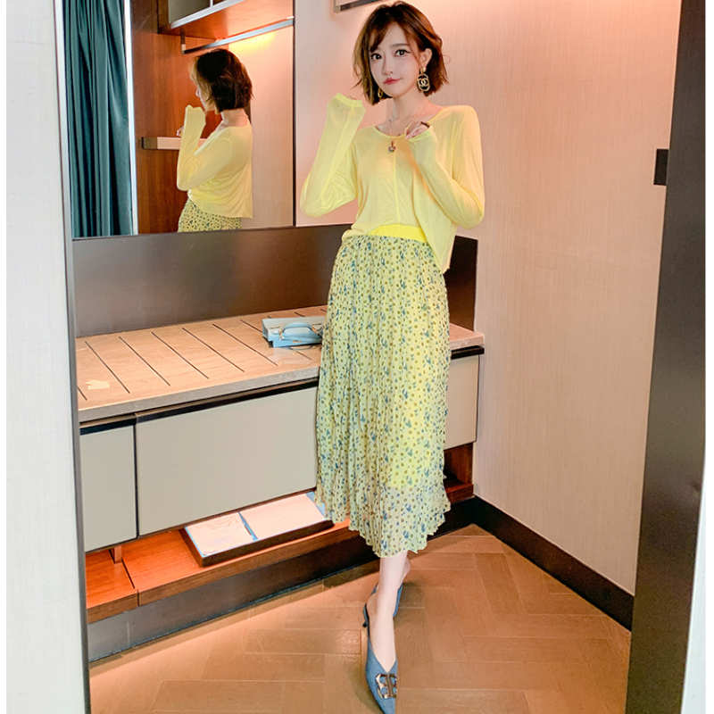 キャンディーイエローVネックTシャツ×モダンプリントプリーツロングスカート