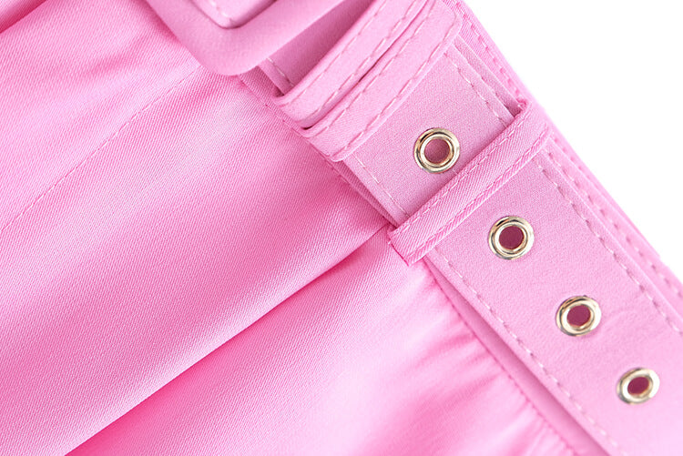 チェーンネックレス付きノースリーブブラウス×ベルト付きテーパードパンツ